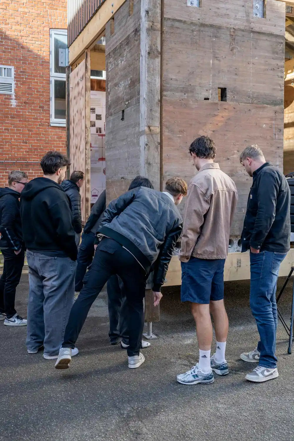 Pavillon af genbrugsmaterialer med altandæk i ultra højstyrkebeton fra Hi-Con indbygget som gulv.